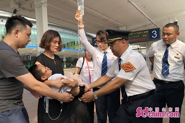 潍坊男孩受伤转院车票售罄 火车站开通绿色通道