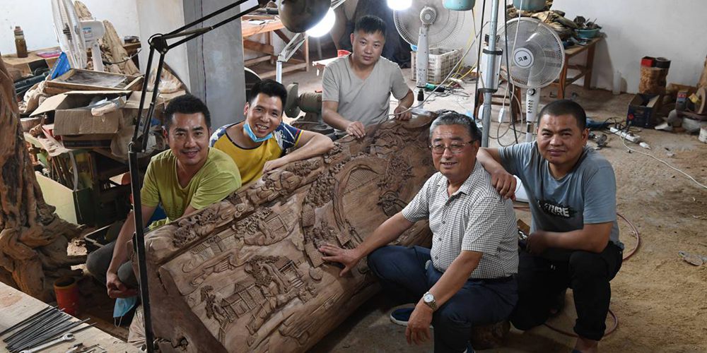 濟南老人癡迷雕刻藝術 木頭上塑造立體清明上河圖