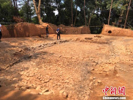 浙江衢州3000年前土墩墓出土大量青铜器和玉器