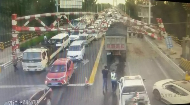 济南黄河大桥一大货车撞上限高杆 压车严重