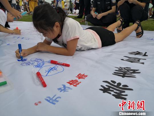 海南举行“6.26”国际禁毒日万人彩绘主题活动