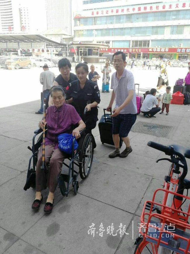 八旬老人坐轮椅赶火车不便,热心工作人员辟绿色通道
