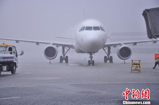 成都机场遇雷暴天气 一万多名旅客滞留机场