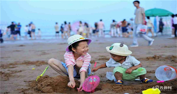 青岛八大海水浴场7月1日开放 部分游客下水享清凉