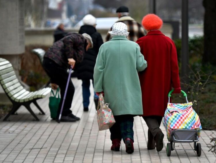 保障孤寡老人利益 法国拟推行“复归退休金”改革