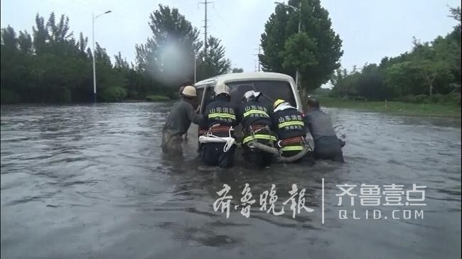 济南高新区多辆轿车被困积水中，消防官兵冒雨救援