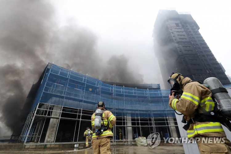 韩国一公寓施工现场突发大火 通报称12名中国公民受伤