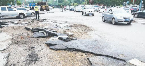 暴雨冲毁路面 博山市政人员凌晨紧急抢险