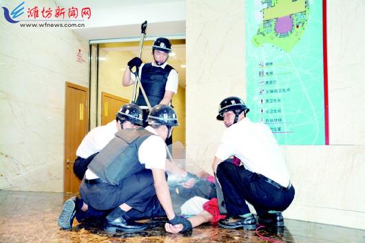 潍坊大剧院遇“袭击”原来是反恐防暴演习