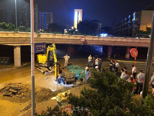 济南八一立交桥南侧出现供水管网漏点 连夜抢修 力争28日17时前维修完毕！