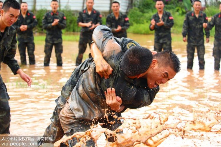 云南普洱:泥潭摔擒训练 磨砺武警特战队员血性