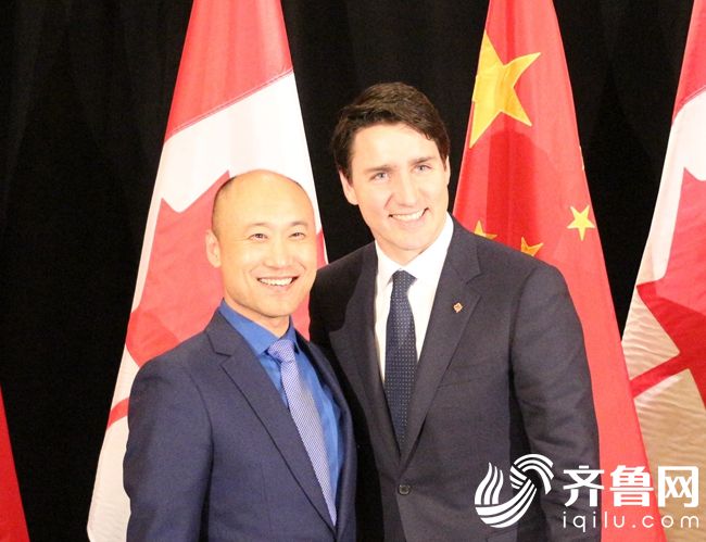 图1：加拿大总理特鲁多对喜旺产品给予高度评价 加拿大总理特鲁多（右）  喜旺集团董事长林强（左）