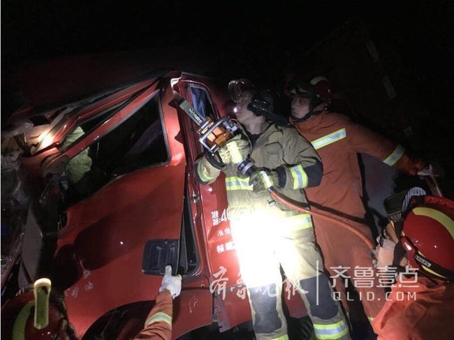 泰安：两货车追尾两人被困 消防官兵破拆救人