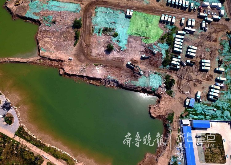 近500辆卡车运土,济南华山湖挖起来不易