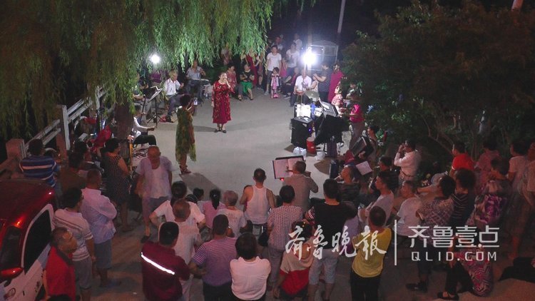 济南庆七一消夏晚会，退休老人唱红歌