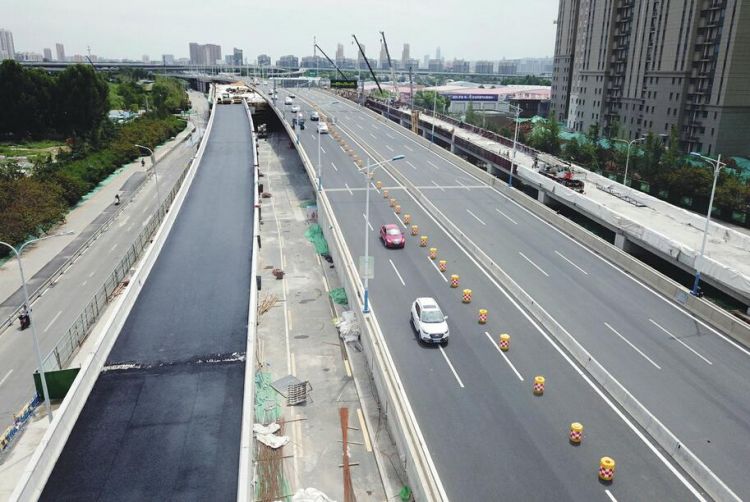 济南匡山立交桥西新建匝道主体完工，正铺沥青