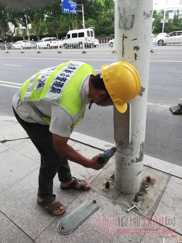 临沂市区部分路灯杆更换新型灯杆门 提高防水性能