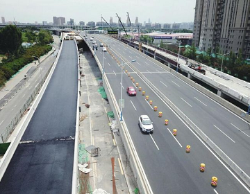 济南匡山立交桥西新建匝道主体完工，正铺沥青