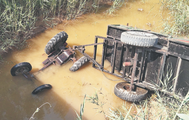 高青一村民开拖拉机翻进沟 被压泥水中村民合力救出