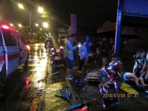 台湾高雄摩托车凌晨出事故 大学生情侣1死1伤