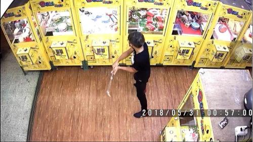 破坏夹娃娃机盗窃 台湾台中“铁棍双盗”落网