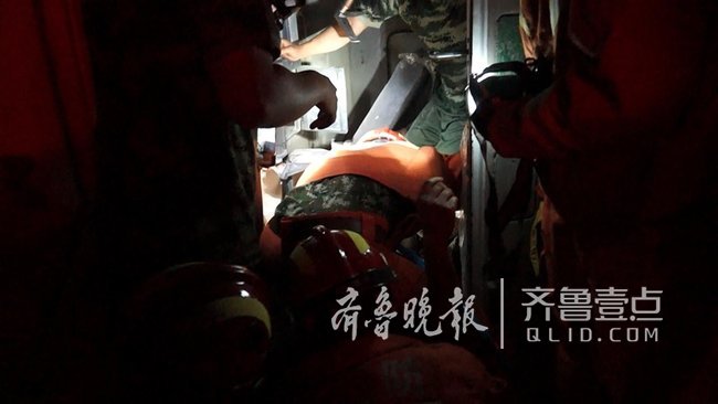 工地施工车辆侧翻一人被困，济南消防急救援