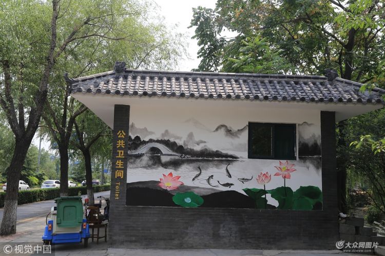济南：一公厕外用手绘荷花装饰 清新有意境