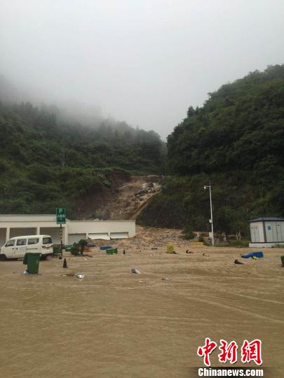 湖北兴山：强降雨致河水猛涨 多处道路被冲毁