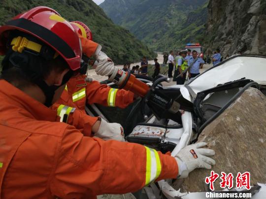 云南怒江山石滚落砸中行驶车辆 致3人死亡7人受伤