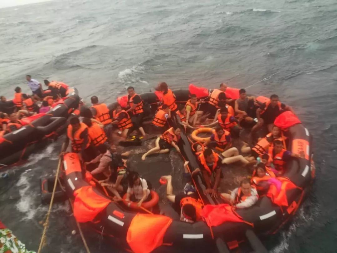 普吉海域两船倾覆 中国游客1人溺亡 数十人失踪