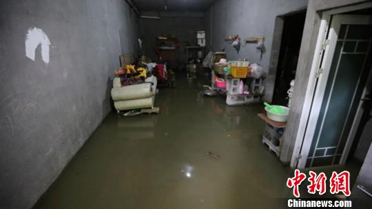 暴雨致居民家中被淹 重庆秀山消防紧急排险