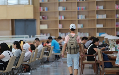 济南：暑期到来 “学生军”结伴扎堆图书馆学习