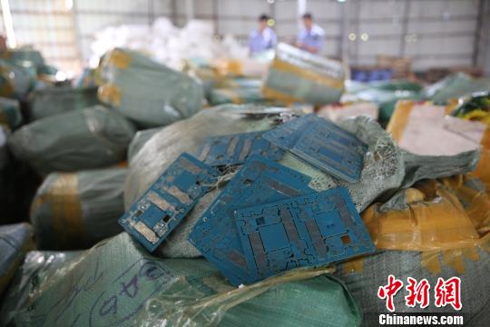 广西南宁海关查获“洋垃圾”废旧电路板12.95吨