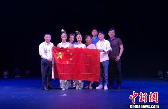 重庆原创魔术《伞丛扇影》在国际魔术大赛获三奖项