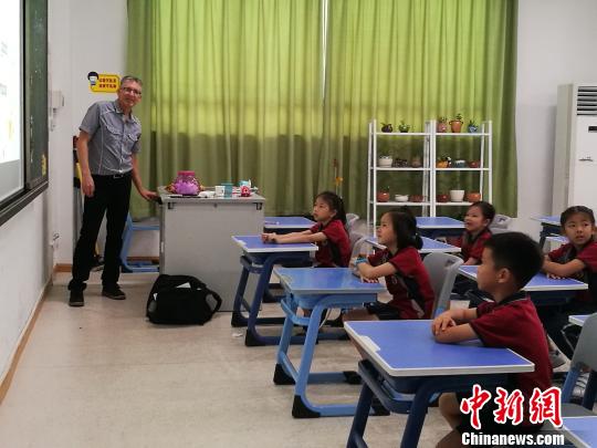 深圳多所民办学校开放日：国际化教育受到市民追捧