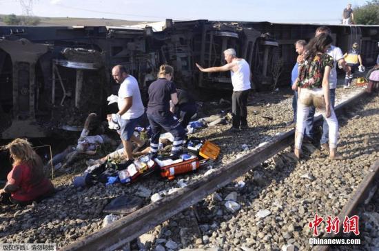 土耳其火车脱轨致至少10人死亡 暴雨或为事故肇因