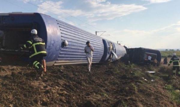 土耳其一载有300多人列车发生脱轨事故:已致10死73伤