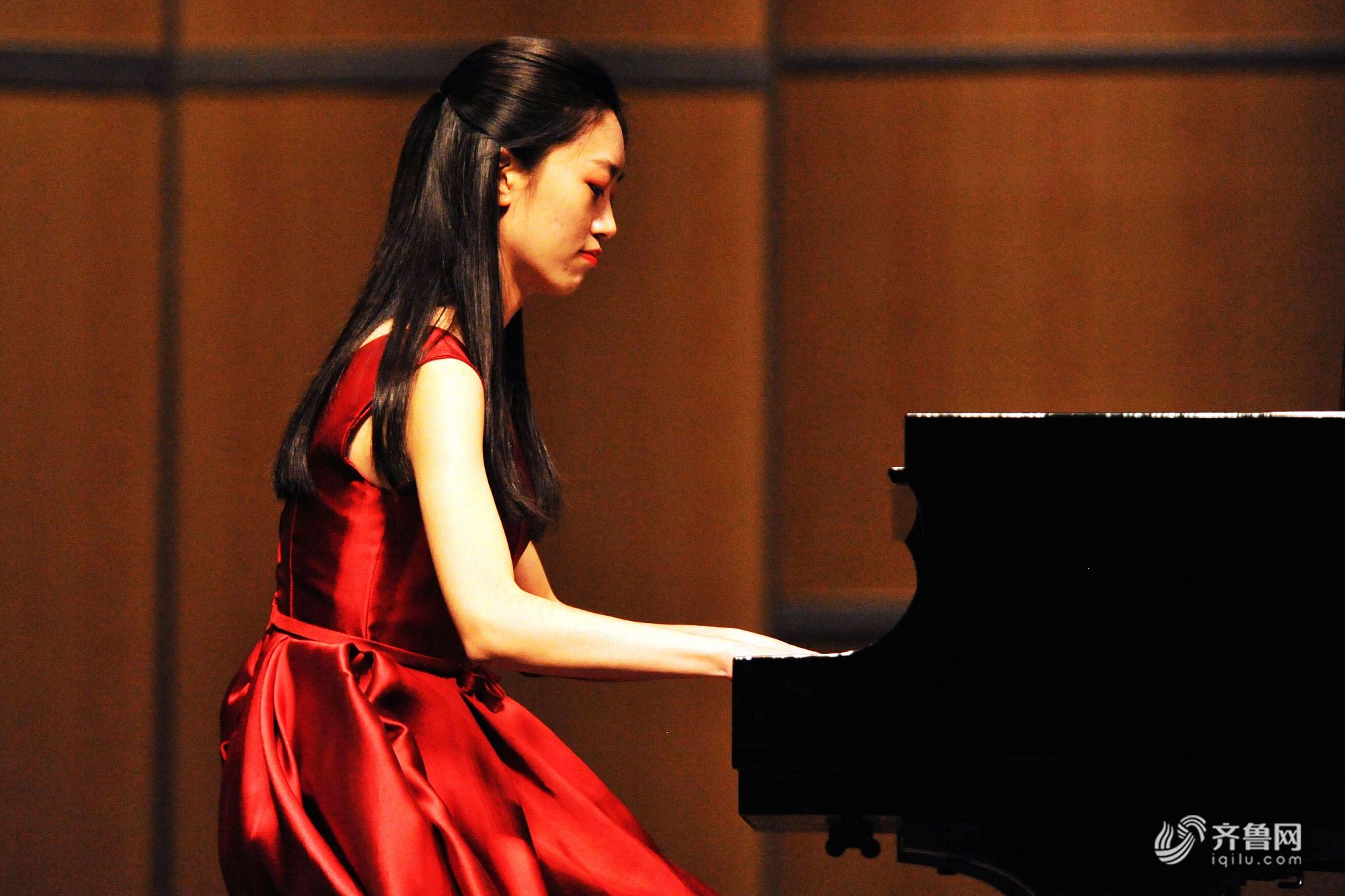 青岛高校大学生钢琴巡演举行 高雅音乐引发共鸣