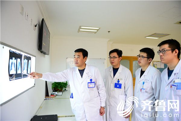 1.魏振宇主任（左一）团队分析患者病情