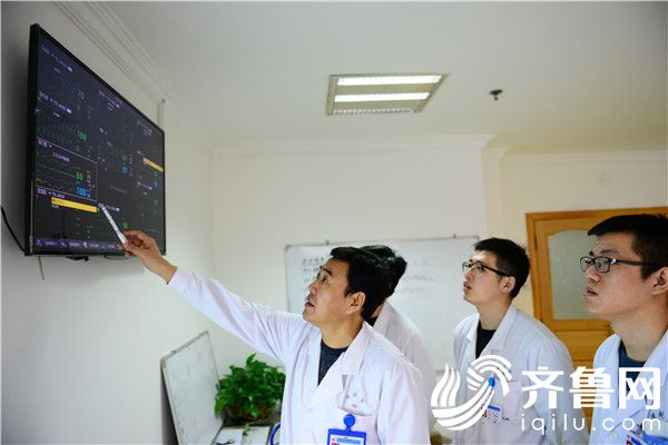 3.魏振宇（左一）团队监控患者病情