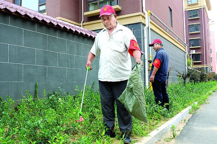 高新区裕丰社区：志愿者清理社区垃圾