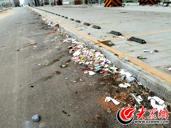 菏泽丹阳立交桥下垃圾成堆 相关部门将全力清理