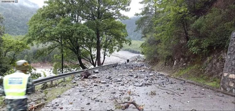 川藏公路波密段今晨发生大型泥石流 道路中断