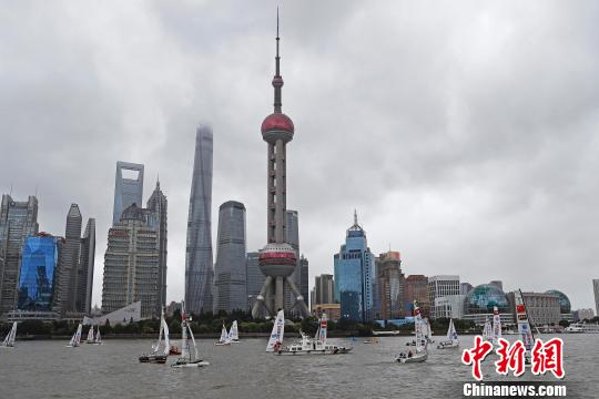 中国航海日缤纷活动“启航” 民众冒雨登上舰船参观