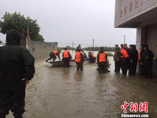 四川广汉遭特大暴雨袭击 多处房屋被淹道路冲毁