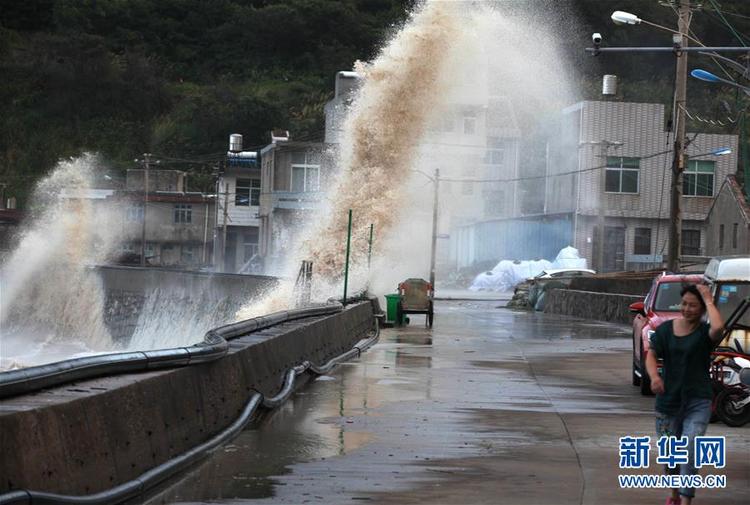 台风“玛莉亚”袭来 东南沿海巨浪拍岸