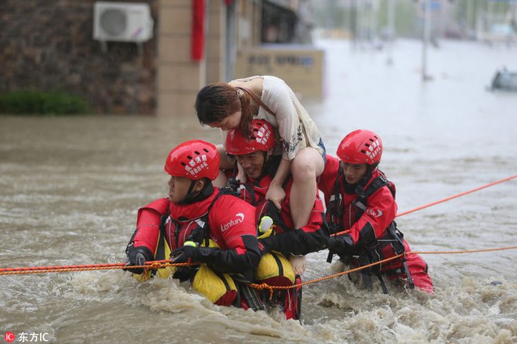 成都暴雨 5个小伙获救后与消防一起救人