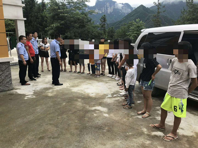 30名小孩挤两辆面包车去外省 严重超员被公安送回家
