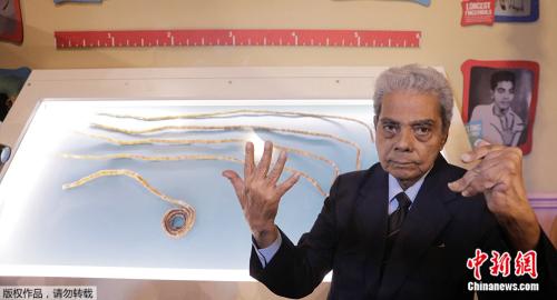 单手指甲最长的印度男人，留了66年后终于剪了