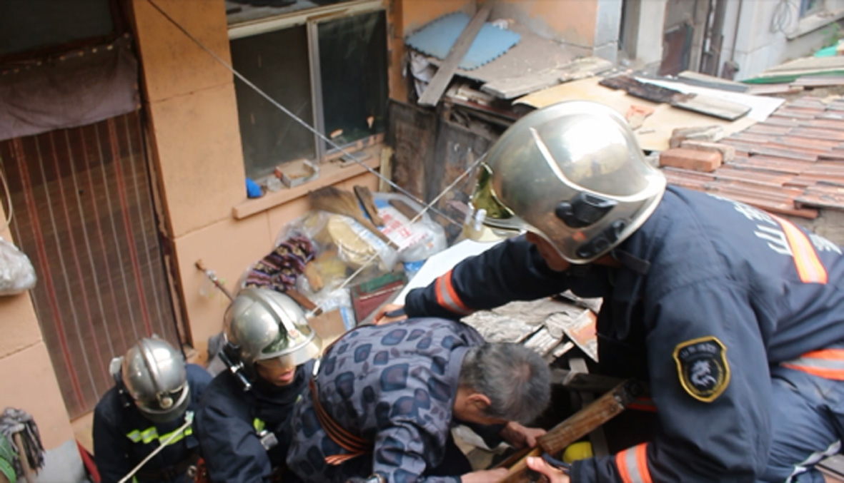 淄博八旬老人被困屋顶 消防官兵紧急救援